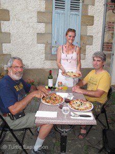We ended the day in a more traditional way with a great pizza at the little restaurant where Nathalie works, the Tsara (c’est très bonne).